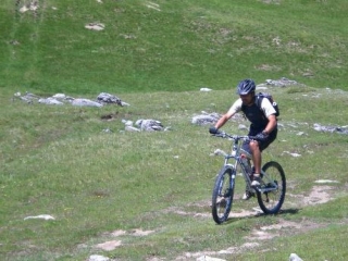  在 Ubaye 骑山地自行车 